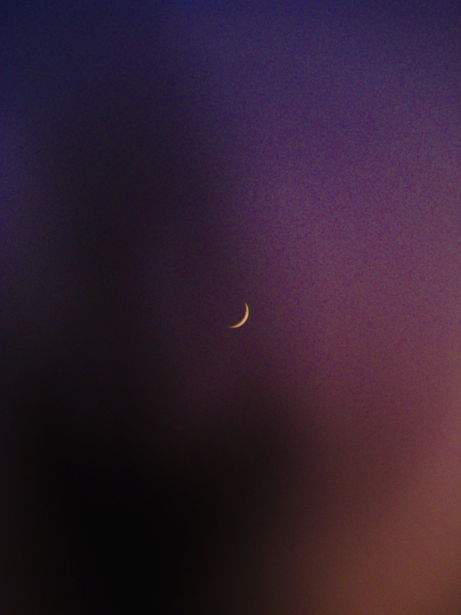 mansebanjaran's tweet photo. moon and hues https://t.co/UReMXy6Sbh