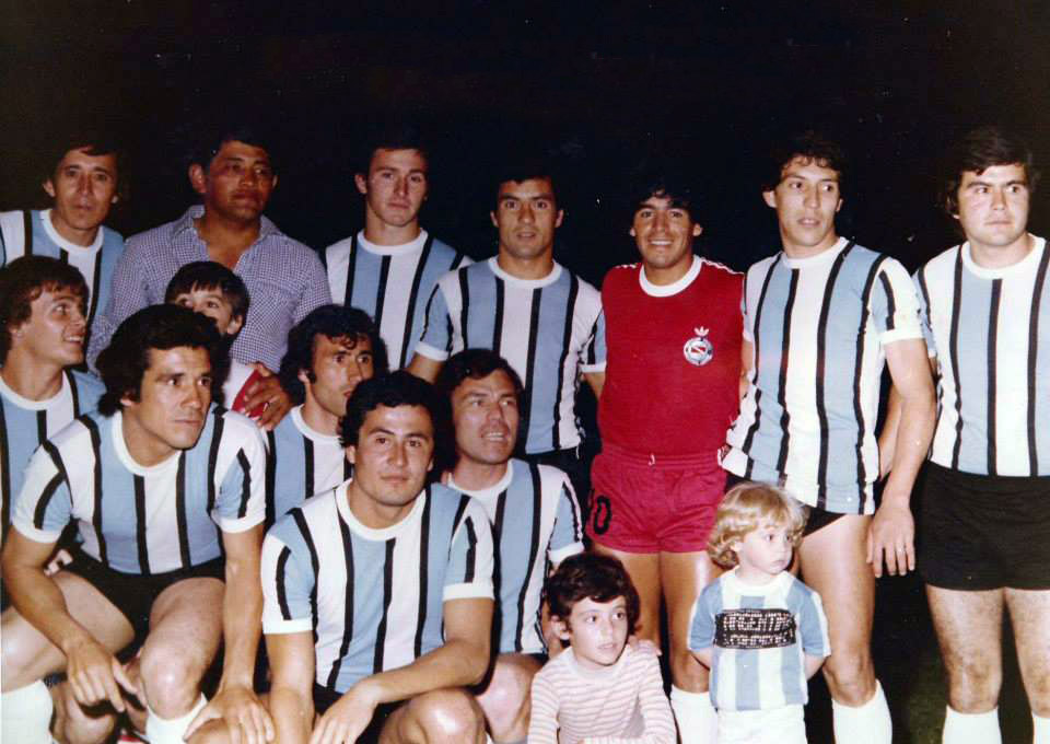 Centrojas's tweet photo. Diego Armando regalándole una instantánea a los jugadores de la selección de la Liga Santafesina de santa fe en cancha de Colón de San Justo. https://t.co/C6hBJYwOz8