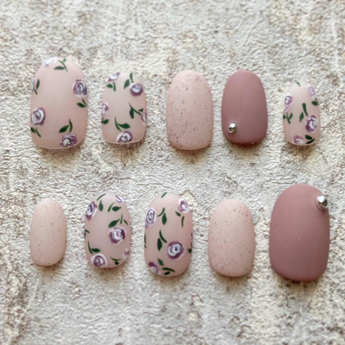 MARYS_NAILS_'s tweet photo. 色違いのピンクベージュ💐ぐっと大人っぽいデザインになりました🤍 #ネイルチップ #ネイルチップ販売 #ネイルチップオーダー #ネイルチップデザイン https://t.co/YFOMzlP38R