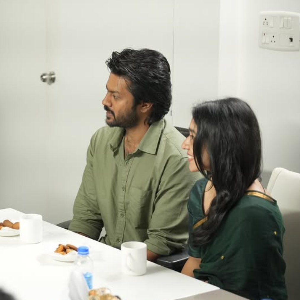 pasteldrip_'s tweet photo. Tqsm Rishi for the pic 🥹🫶
In my delulu mind this is Maradhu and muthu after moving to Dubai.

#ModhaRathri #Rishikanth #AnishmaAnilkumar https://t.co/QcczCyzFBL