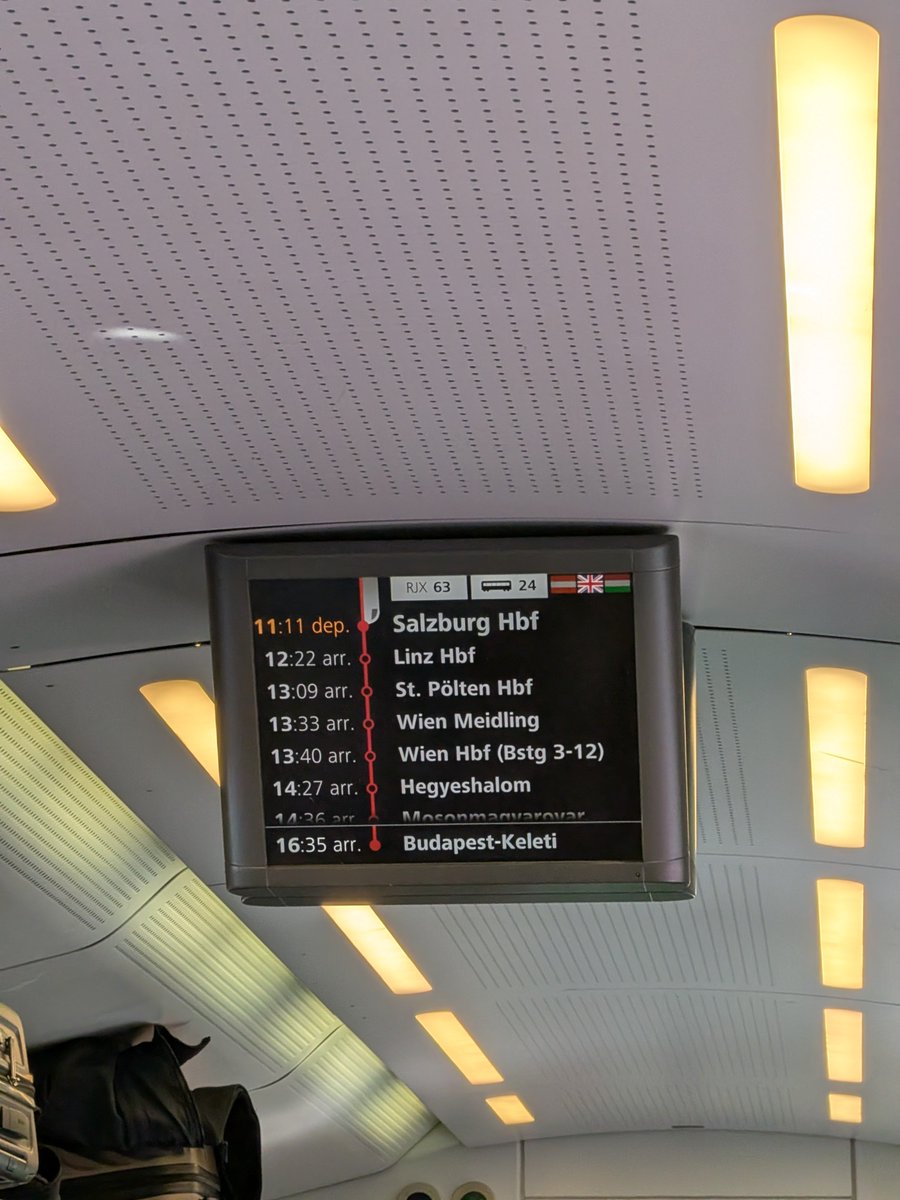 d_ha24's tweet photo. Beste Grüße von der Reise über Wien nach Bratislava!

Währenddessen absolviert der #VfB sein Abschlusstraining vor dem #UCL-Spiel #SBRVfB.
#Chabot ist dabei, #Mittelstädt fehlt.

Um 18 Uhr findet in Bratislava die Pressekonferenz mit Hoeneß &amp; Leo #Sauer statt.

🤳@n1klasnoack 🙏 https://t.co/lvlucdiUic
