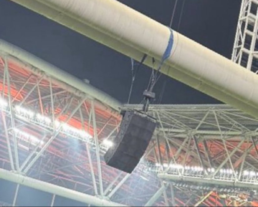 ChalalaFCB's tweet photo. Galatasaray have set up giant speakers in the stadium and blast whistling sounds to rattle the Barcelona.😭

They're the worst and insecure club i have ever seen apart from Real Madrid🤮
https://t.co/fOA35lO8JU