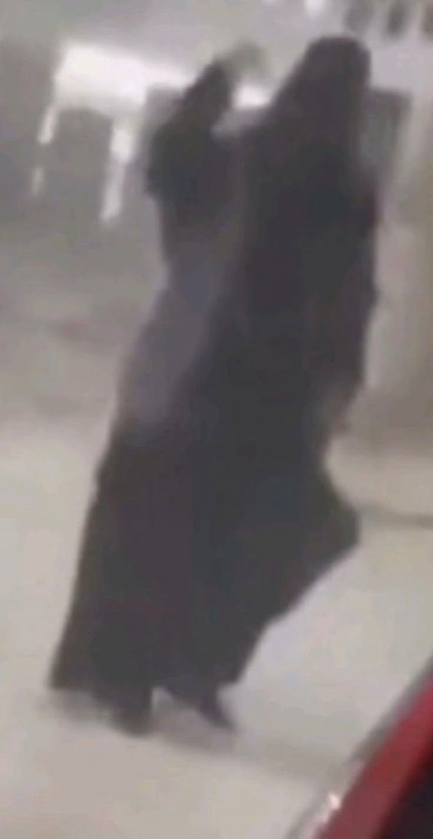 raaedmuh's tweet photo. والنعم من بنات السعودية 

أبانت عن شجاعةِ بنت دينٍ .. إذا نادى الندا وأتى البلاء
تداركتِ المصاب بكل عزم .. كأَّن فعالها برد وماء 
عفاف النفس يحكي صون خِدر .. كساها الطهر إذ زاد السناء https://t.co/RnwChLHwgO