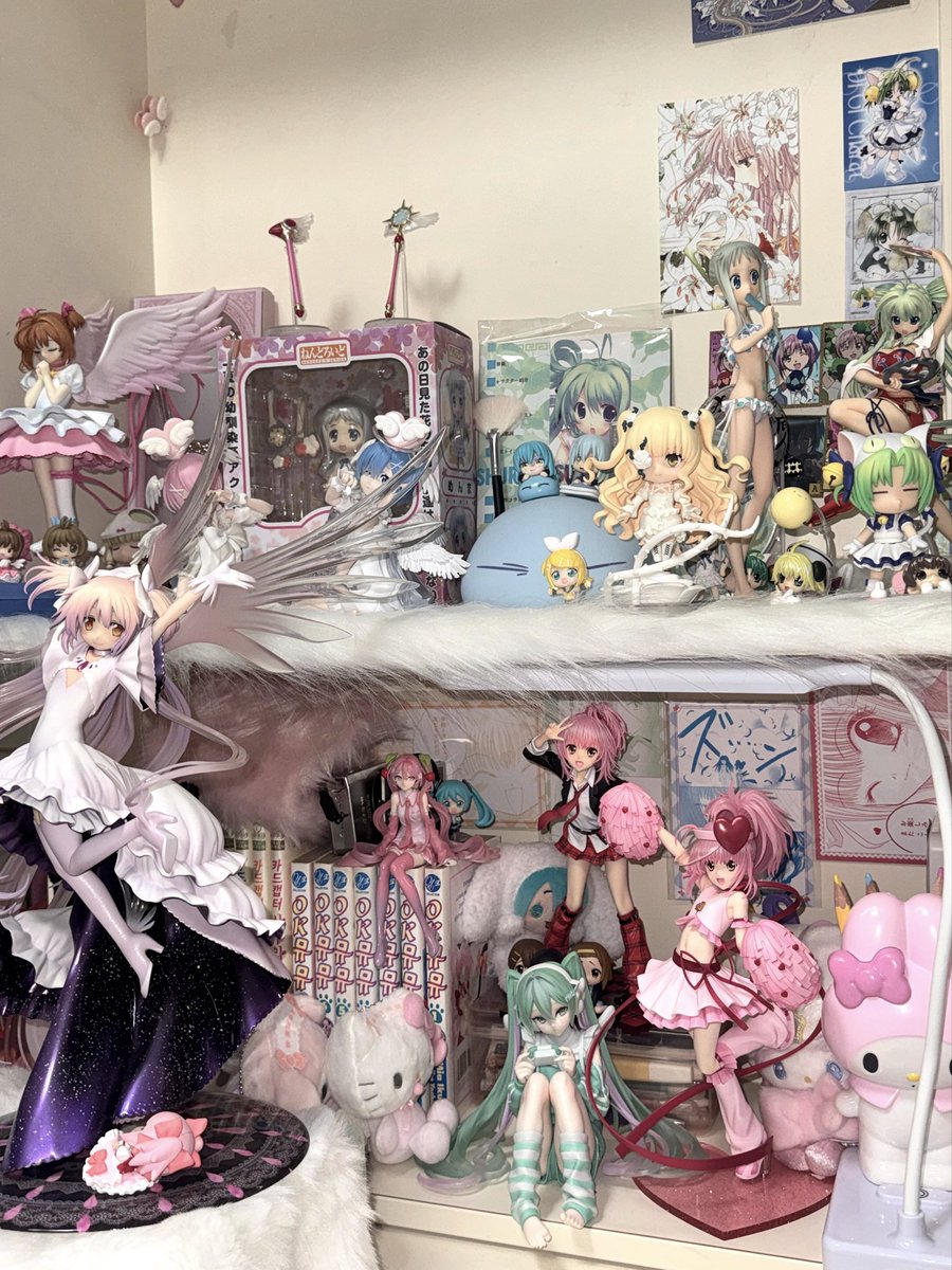 CrimsonFondant's tweet photo. 장식장 라인업 … ♡ https://t.co/Y0tcWGn0vc