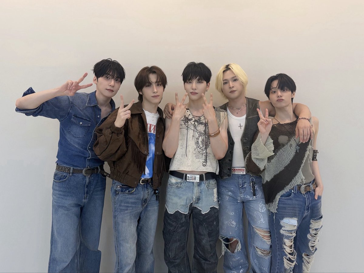official_ONEUS's tweet photo. [#원어스]

261013 B.WAVE 
쇼! 인기 뮤직 카운트다운 뱅크

잠시 후 7시,
원어스와 함께해요 💙

#ONEUS 
#FIRST_LIGHT_井 #눈을돌리지마
#쇼인기뮤직카운트다운뱅크 https://t.co/87mZELJyTm