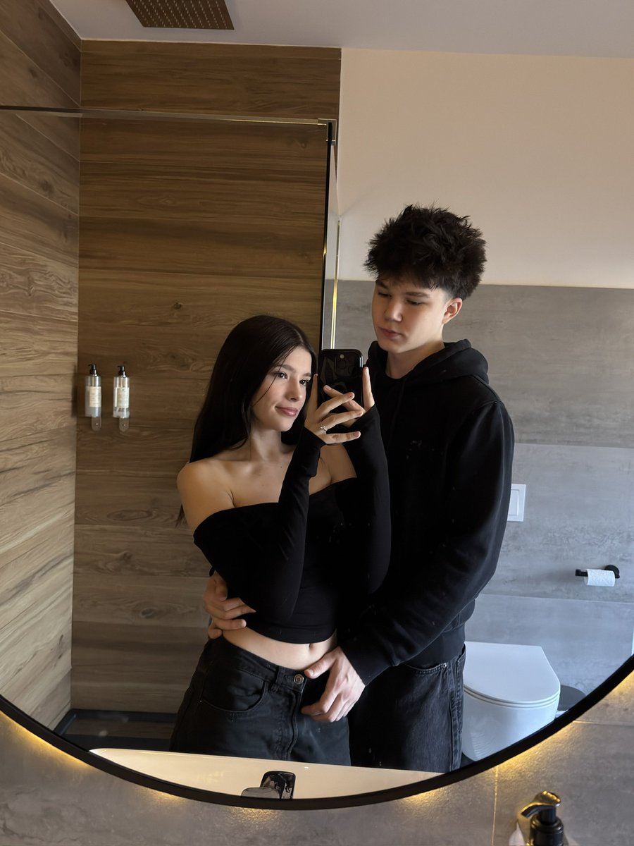 etelelorinczz's tweet photo. I used my girlfriend to generate an extra $10k in mrr for my personal branding agency 

And also an extra 10m views with trial reels

We just positioned her with a relatable pain point for my icp that we solved in a case study video 

Then we distributed that https://t.co/InFYBdYJ3A