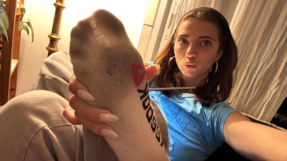 Reineella67's tweet photo. Vous attendez quoi pour venir me renifler les chaussettes 🧦 ? https://t.co/KjMdkCweIy