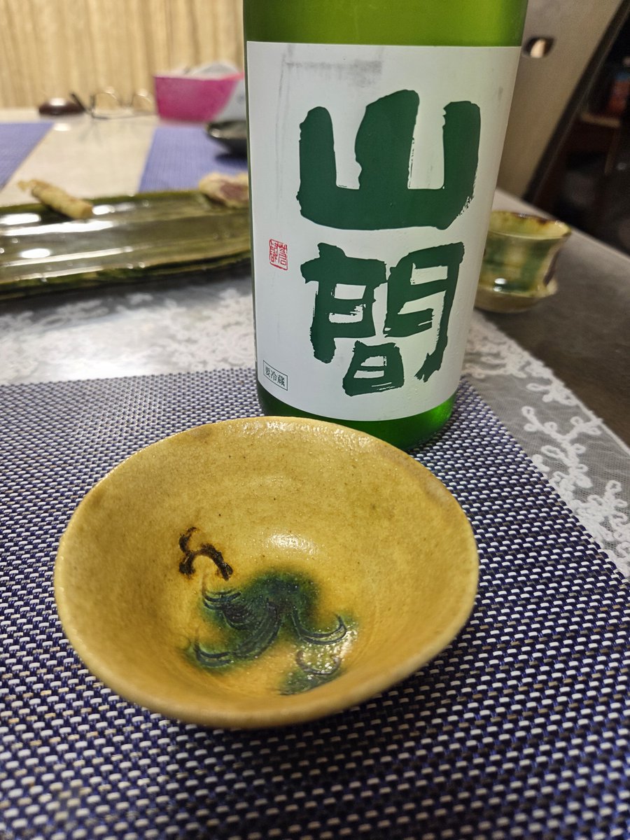 shaft1123's tweet photo. 山間純米吟醸中採り直詰無濾過生原酒と黄瀬戸。
お家天ぷら。
黄瀬戸は本当に好みの色合いに出会うのが難しい。
これも割れたら二度と同じ物には出会えないであろう品。 https://t.co/XOKeZYGXu3