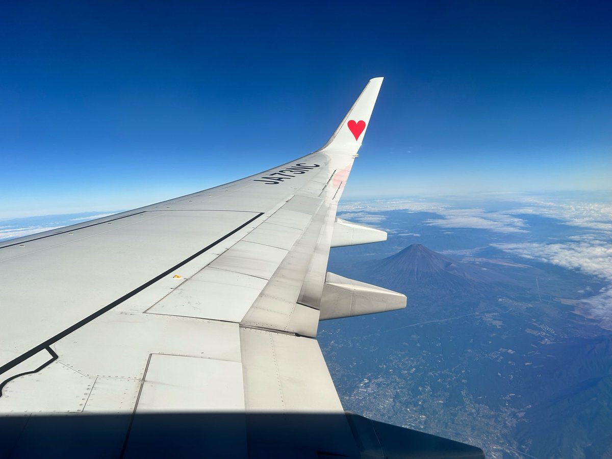 Aki55zz's tweet photo. 今日の一枚📷 ́͏̖-
8時頃の上空✈️💭 https://t.co/eKJX5pLBhO