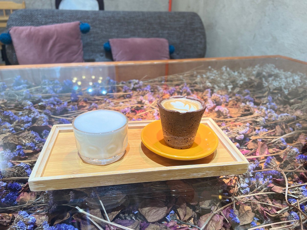 Abcdefuqd's tweet photo. [最近、友達と一緒に系降蓉のカフェに行ったよ。かわいいスイーツとおいしいコーヒーで癒された～] https://t.co/0uioZmW707