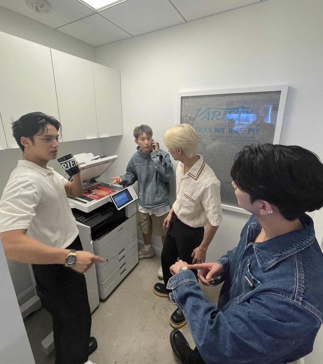 wongyurijib's tweet photo. look at my coworkers dawg i'm gonna get fired 😭 https://t.co/HYMJi3nFzm