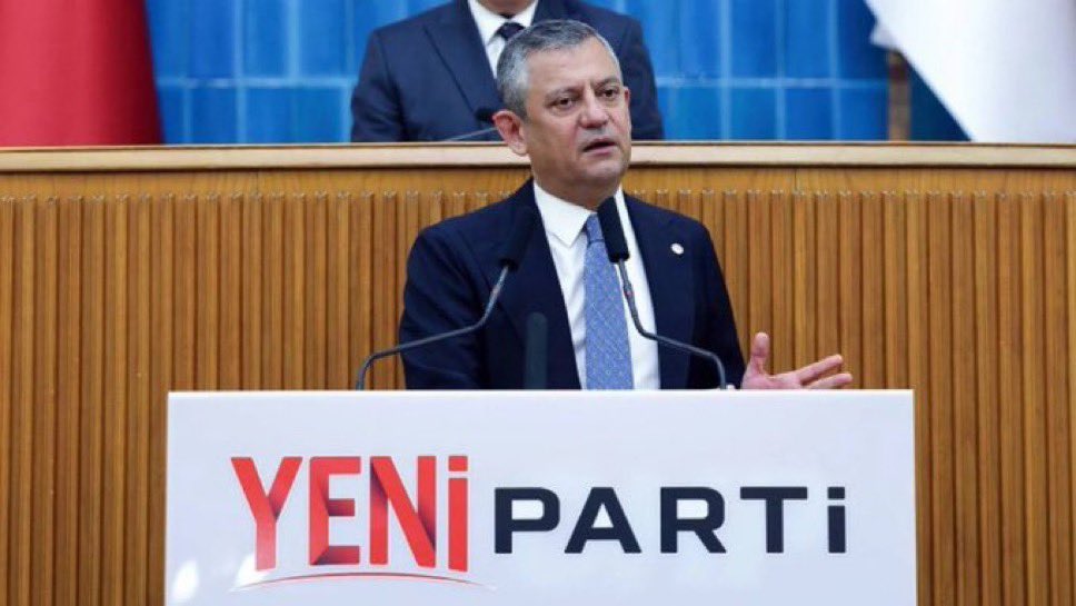 barkathaber's tweet photo. YENİ Parti Lideri Özgür Özel:

“Birbirinizi yiyorsunuz, birbirinizin kuyusunu kazıyorsunuz, birbirinizden tehlikeli işlere girişiyorsunuz, sonra dönüp zavallı gazetecileri çocuklarından ayırıyorsunuz. 

Birazcık mert olun, 'yaptıysam yaptım, hesabını veririm' deyin https://t.co/ZjcxXKoaYt