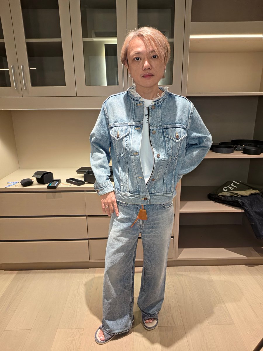 tsubasa_yozawa's tweet photo. 全身を撮ってみた。セリーヌどう？😙

今日の服

インナー：CELINE
RELAXED T-SHIRT
43,500PHP（11万円）

アウター：CELINE
TRUCKER JACKET
135,000PHP（34万円）

ボトムス：CELINE
JOLENE JEANS
67,000PHP（17万円）

ベルト：Louis Vuitton
ネックレス：BVLGARI
ピアス：BVLGARI
時計：BVLGARI https://t.co/ki65WzwaKe