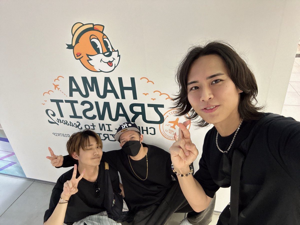 takao_mitsutomi's tweet photo. 先日、修と洋平くんと横浜散策してきました✈️『HAMA TRANSIT CHECK-IN to Season2』の時間には間に合いませんでしたが外観パネルは見られてよかったです☺️ハマスタにもいけて楽しかった！
HAMA NICE TRIP✈️
#エイトリ https://t.co/O5tXh223F8