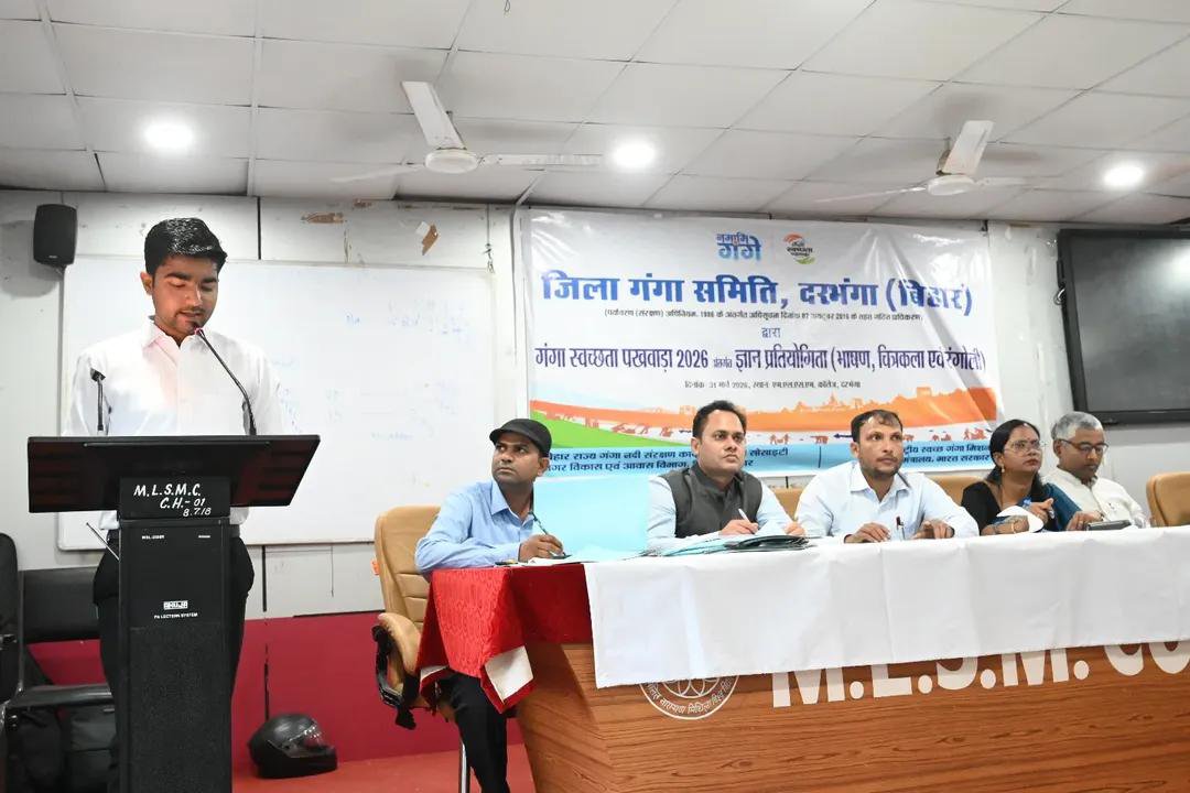 Akshaykrjha's tweet photo. गंगा स्वच्छता पखवाड़ा 2026 के अंतर्गत दरभंगा में चित्रकला, रंगोली एवं भाषण प्रतियोगिता का आयोजन हुआ। जिले के विभिन्न महाविद्यालयों से 200 से अधिक प्रतिभागियों ने हिस्सा लिया। नदियों की स्वच्छता का संदेश, युवाओं की आवाज़ से। 🌊
#नमामिगंगे 
#akshaykumarjha 
#जलशक्तिमंत्रालय https://t.co/FRdqm7fr54