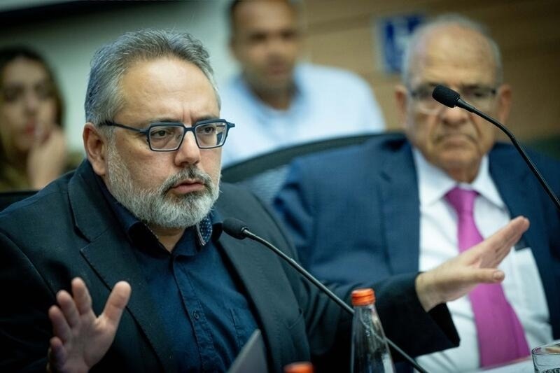 IsraelGaley's tweet photo. דיון סוער בשידור | פרופ' יובל אלבשן: "אם השופטים יבטלו את כתב האישום - הפרקליטות והתביעה מתמוטטים"

פרופ' יובל אלבשן לזמרי וכנרת בראשי על הטלטלה בעדות מנדלבליט: "אני חושב את זה כמי שמצוי בעולם המשפט מ-92, לא מאתמול, שאין סיכוי שזה יקרה אירוע כזה של 'הגנה מן הצדק' וביטול כתב האישום, וזה לא לחובתו של נתניהו, זה לגנותו של המשפט. השופטים לא יקבלו את זה כי הם לא יכולים לקבל. ולמה הם לא יכולים לקבל? כי אם הם יקבלו את זה, זה אומר שהפרקליטות והתביעה מתמוטטים.

זמרי: "העניין הוא גם איפה אתה שם את הזרקור. ואתה, משפטן מוערך על ידי שני הצדדים. אחרי אירוע כזה, מה שאתה שם עליו את הזרקור זה שאי אפשר לבטל? יש פה קריסה מוחלטת של מערכת המשפט במדינת ישראל"

בהמשך התייחס אלבשן לטענתו כי נתניהו מבקש גם להשפיע על דעת הקהל: "אני בכלל לא בא בטענות על השימוש בזה, להפך, אני כותב שהמדינה היא הראשונה שעשתה בזה שימוש ב2019, כשהם הוציאו את זה בכוונה שישה שבועות לפני בחירות"

זמרי: "אתה מיתמם. צריכים לצאת לך ניצוצות מהראש. המאמר שלך צריך להיות כמה שנים לדעתך מנדלבליט יקבל בכלא.
האירוע הוא שגררו פה מדינה למשפטים של חמש שנים. אתה רואה עדות של יועמ"ש, שבעצם הוא היה 'מגיש תה' והוא לא ידע מה אלה עושים ולא יודע מה אלה עושים... ואתה מתעסק האם השיקול להגנה מן הצדק הוא מול הבוחר? איפה הזעם שלך?"

אלבשן: "יכול להיות שאני כבר כל כך מורגל במע��כות האלה שאני לא מזדעזע. סליחה שאני אומר, יותם, אני לא גיליתי את המשפט הפלילי עם נתניהו אני מלווה אנשים"

זמרי: "זו הבנאליות של הרוע, מה שקורה פה היום במשפט הזה"

צילום: יונתן זינדל, פלאש 90