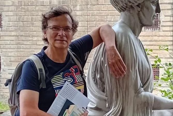 OuzouliasP's tweet photo. Cette semaine, nous commémorons la mémoire de Dominique Bernard et de Samuel Paty.

Tous deux ont été assassinés par des terroristes islamistes parce qu’ils faisaient vivre une école laïque et émancipatrice.

Les professeurs sont un pilier de notre démocratie. Ils transmettent les principes de notre République et forment les générations qui devront relever les grands défis de demain.

Merci à elles et à eux, qui trop souvent travaillent sans compter leurs heures, dans des conditions dégradées, mais continuent de faire vivre l’école de la République.