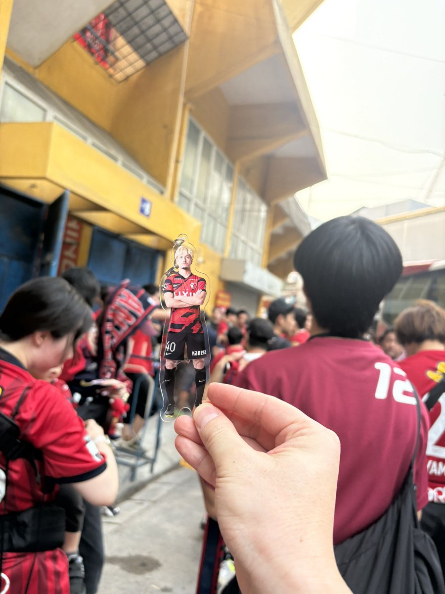 kashitaku0123's tweet photo. コンアン・ハノイのスタジアムには沢山の鹿島アントラーズサポーターが集結！！🔥

鹿島の選手バスも先程通過しました！

検査などに時間がかかっていて入場に手間取ってます。 https://t.co/4IRvtPCJBn