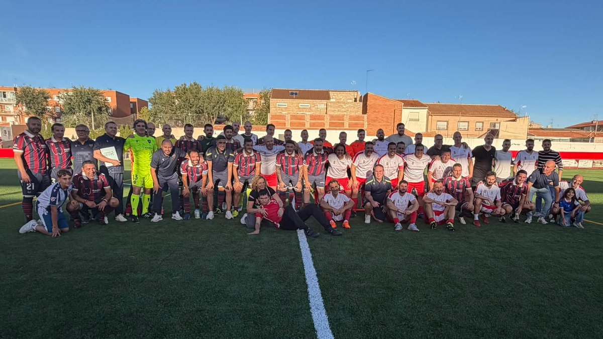 FEAFV's tweet photo. ⚽️¡Gran tarde de fútbol y solidaridad!❤️
Apasionante encuentro entre los Veteranos del @cd_pantoja y los Veteranos del @LevanteUD

Un partido donde el resultado más importante fue, sin duda, el apoyar una estupenda como es la de la Asociación @PhelanMcDermid

#SiempreFutbolistas https://t.co/ceLEK5vVtK