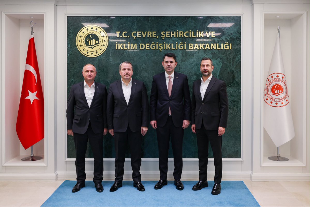 MemurSenKonf's tweet photo. Memur-Sen Heyeti’nden Bakan Kurum’a Ziyaret

Genel Başkanımız Ali Yalçın, Genel Başkan Yardımcımız ve ILC Genel Sekreteri Hamza Öksüz ile Genel Başkan Yardımcımız Soner Can Tufanoğlu, Çevre, Şehircilik ve İklim Değişikliği Bakanı ve COP31 Dönem Başkanı Murat Kurum’u ziyaret etti.

Görüşmede, Birleşmiş Milletler İklim Değişikliği Çerçeve Sözleşmesi kapsamında 9-20 Kasım tarihleri arasında Antalya’da düzenlenecek 31. Taraflar Konferansı (COP31) ile ilgili çalışmalar ele alındı. COP31 Dönem Başkanı seçilen Murat Kurum’a tebriklerini ileten Ali Yalçın, COP31 hazırlıklarını yakından takip ettiklerini belirtti. Memur-Sen olarak bu süreçte üzerlerine düşen sorumluluğu yerine getirmeye ve organizasyona gereken desteği sunmaya hazır olduklarını dile getirdi.

Bakan Murat Kurum ise destekleri dolayısıyla Memur-Sen heyetine teşekkür etti. Bu tür büyük organizasyonlarda sosyal paydaşların vereceği desteğin kendileri açısından kıymetli olduğunu ifade etti.

https://t.co/W2yvBGB6AF

@_aliyalcin_ @murat_kurum @hamzaoksuzz @sonertufanoglu @csbgovtr