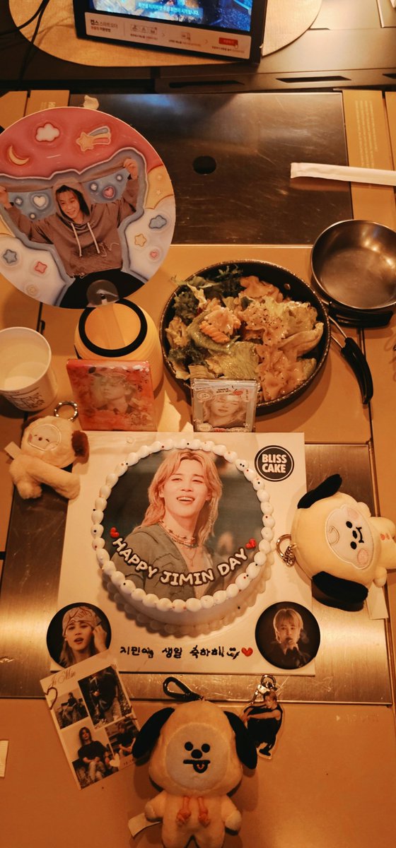 youth1013JIMIN's tweet photo. 부산찍고 대구팀모임. 매년 생일케이크하던거라
 안하면안되죠
케이크 지민이도 개이쁨💛🎊
지민이라방옴좋겠지만~~~

#HAPPYJIMINDAY https://t.co/bv5dmNuMVB