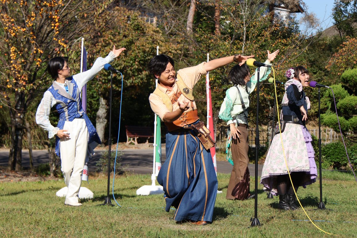motsuchi0217's tweet photo. 2026.10.11　芝生広場公演

秋が近づき、紅葉を背景に踊る偉人隊
啄木さん、力強い！
須磨子様、綺麗！

秋晴れの下、気持ちのいい気候、
本当に楽しかったです

#明治偉人隊
#須磨子様美しい
#わんぱく啄木 https://t.co/UAckKbfH6v