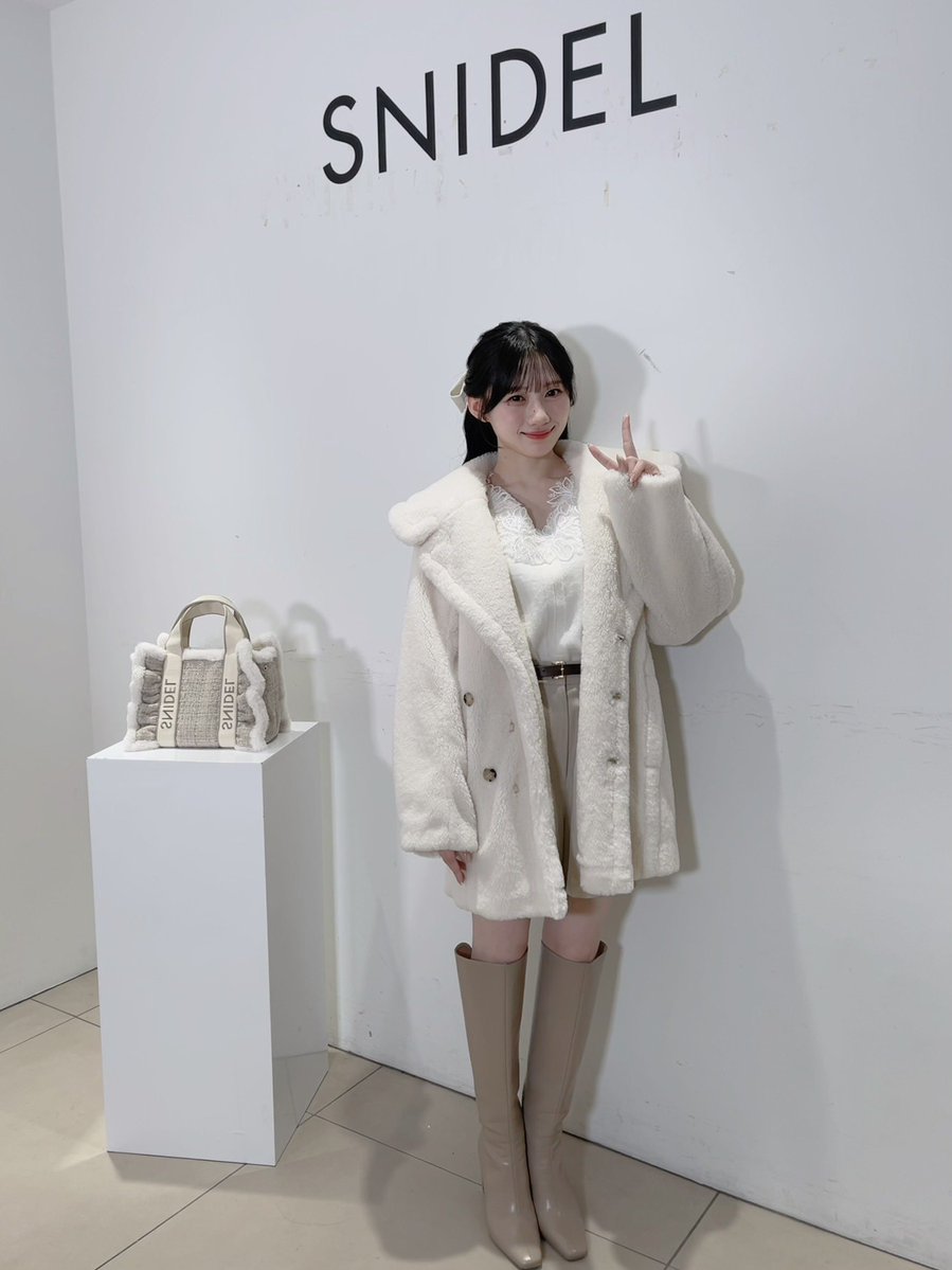 nogizaka46's tweet photo. この後、SNIDEL公式Instagramアカウント(@snidel_official)で配信される、SPECIAL INSTAGRAM LIVEに #川﨑桜 が生出演します！

SNIDEL「2026 WINTER COLLECTION CLASSIC FEMINITY」のモデルに起用された川﨑桜が、冬の先行アイテムを紹介します❄️💫

ぜひ、ご覧ください👀

https://t.co/8XPIQ0srl0

#SNIDEL
#乃木坂46