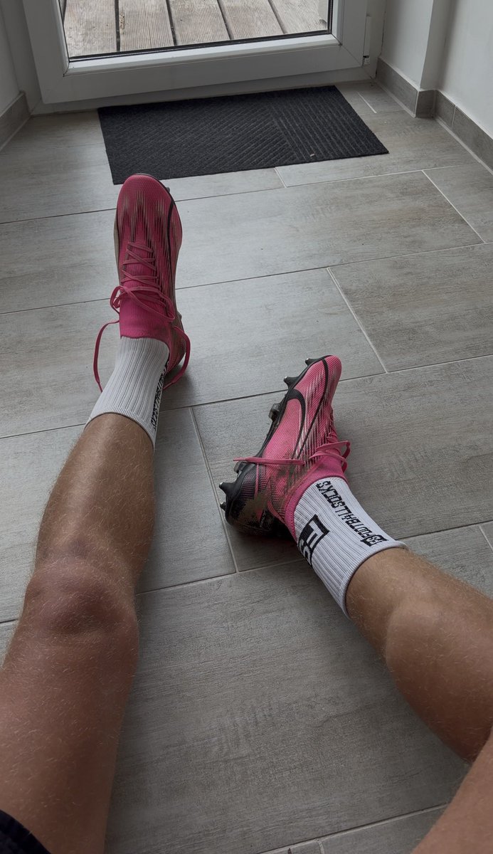 Germansoccerboy's tweet photo. Zeit meinen Cleats anzuhimmeln 🧎‍♀️ 

#feet #feetworshi̇p #feetfetıshly #gripsocks #findom #füße #socken https://t.co/rrkkGAJwmA