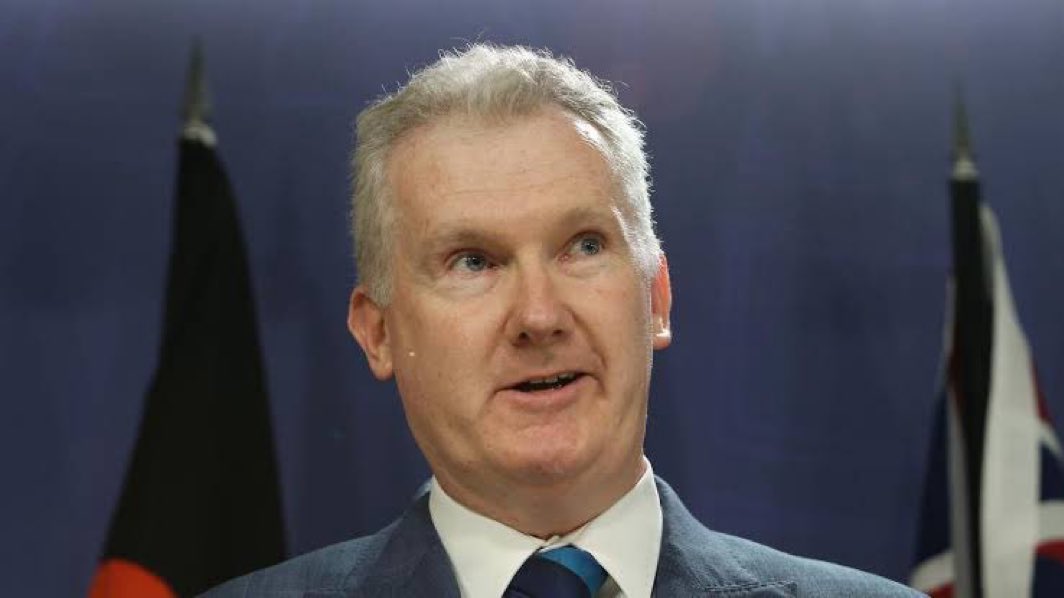 FreedomAus80100's tweet photo. Who thinks Burke is an a$$hole?🙋🏼‍♀️ https://t.co/yF8uF740jJ