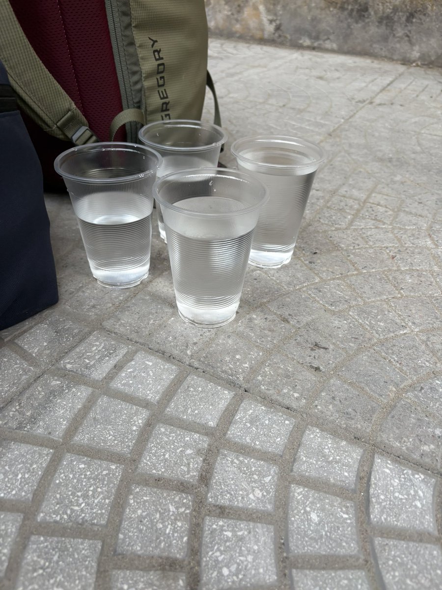 kashitaku0123's tweet photo. ペットボトル持ち込み不可。中での購入方法なしがキツすぎて笑えん。。

中で運営と少々揉めてるらしく、鹿島サポーターは入場出来ない状態になってます。 https://t.co/k1cMhYifxA