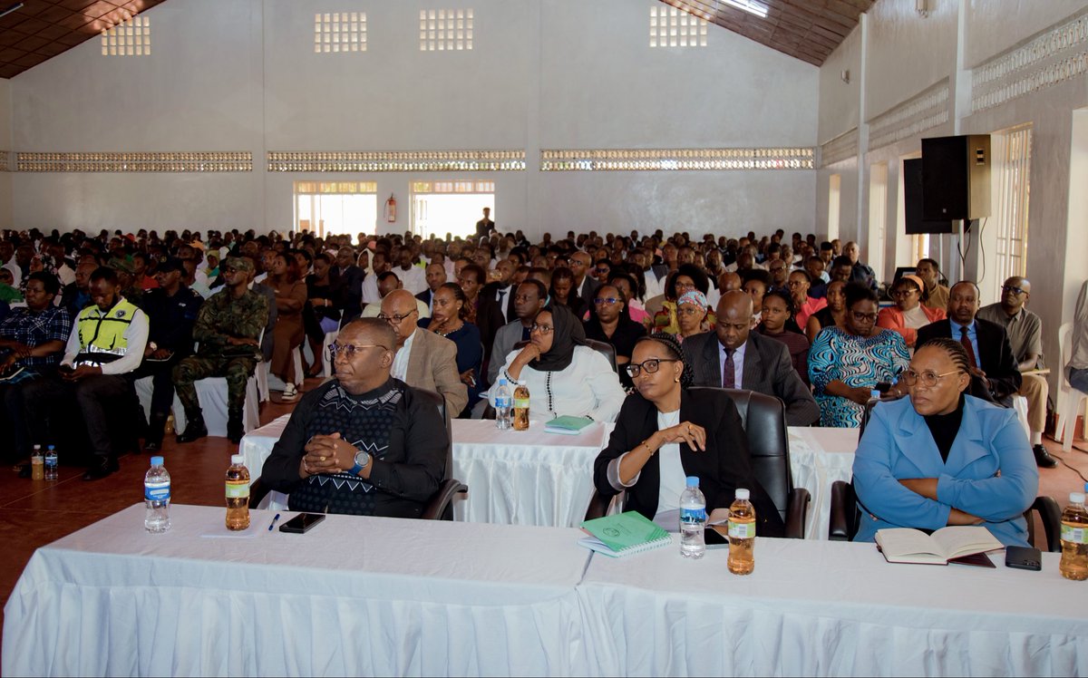 UnityClubRw's tweet photo. Mu gutangira ibiganiro by’Ukwezi k’Ubumwe n’Ubudaheranwa mu Turere twa Rusizi, Nyamasheke na Karongi, mu Ntara y’Iburengerazuba, Umushyitsi Mukuru, Minisitiri w’Ubuzima, @nsanzimanasabin , yashimiye Nyakubahwa Perezida wa Repubulika na Madamu Jeannette Kagame, Umuyobozi Mukuru wa Unity Club, ku ruhare rwabo mu kongera kubaka Ubumwe n’imibanire myiza y’Abanyarwanda.

Yashimangiye ko nta muyobozi ucyura igihe mu nshingano zo kubaka Ubumwe n’Ubudaheranwa bw’Abanyarwanda.

Yagarutse ku mateka y’isenyuka ry’Ubumwe bw’Abanyarwanda ryagejeje Igihugu kuri Jenoside yakorewe Abatutsi mu 1994, asaba abitabiriye ibi biganiro gusangira ibitekerezo mu bwisanzure no kugira uruhare mu kubaka u Rwanda rurangwa n’Ubumwe, amahoro n’Ubudaheranwa.

Yashimangiye ko buri wese agomba gutahana:

• Ukuri ku mateka y’Igihugu, ibyiza kimaze kugeraho n’ingamba zo gukomeza kucyubaka, cyane cyane hatozwa abakiri bato.

• Umuhigo wo kurwanya no kurandura ingengabitekerezo ya Jenoside igikigaragara mu Turere tw’Intara y’Iburengerazuba.

Yagize ati: “Tugomba kubaka u Rwanda kugira ngo rutazongera kugwa mu rwobo rwigeze kugwamo. Twahoze turi umwe, tugomba gusigasira ubwo bumwe, tukabugira umusingi wo kurandura ingengabitekerezo ya Jenoside no kuyikumira mu rubyiruko.”

Yongeyeho ati: “Igihugu ni abantu, si amazu cyangwa imisozi. Tumenye ko Igihugu ari twe.”