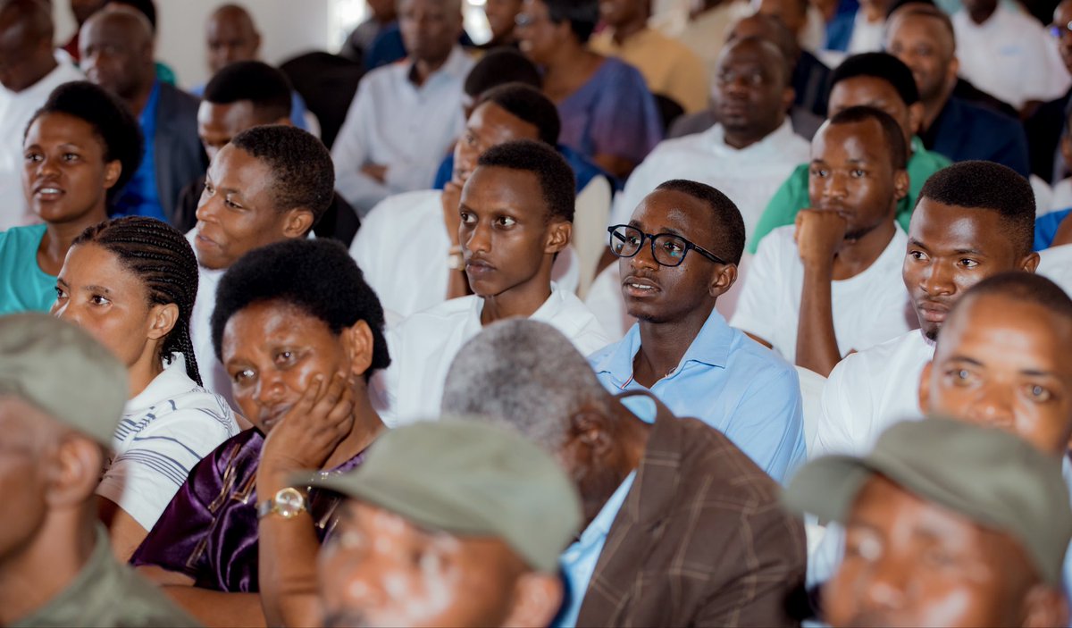 UnityClubRw's tweet photo. Mu gutangira ibiganiro by’Ukwezi k’Ubumwe n’Ubudaheranwa mu Turere twa Rusizi, Nyamasheke na Karongi, mu Ntara y’Iburengerazuba, Umushyitsi Mukuru, Minisitiri w’Ubuzima, @nsanzimanasabin , yashimiye Nyakubahwa Perezida wa Repubulika na Madamu Jeannette Kagame, Umuyobozi Mukuru wa Unity Club, ku ruhare rwabo mu kongera kubaka Ubumwe n’imibanire myiza y’Abanyarwanda.

Yashimangiye ko nta muyobozi ucyura igihe mu nshingano zo kubaka Ubumwe n’Ubudaheranwa bw’Abanyarwanda.

Yagarutse ku mateka y’isenyuka ry’Ubumwe bw’Abanyarwanda ryagejeje Igihugu kuri Jenoside yakorewe Abatutsi mu 1994, asaba abitabiriye ibi biganiro gusangira ibitekerezo mu bwisanzure no kugira uruhare mu kubaka u Rwanda rurangwa n’Ubumwe, amahoro n’Ubudaheranwa.

Yashimangiye ko buri wese agomba gutahana:

• Ukuri ku mateka y’Igihugu, ibyiza kimaze kugeraho n’ingamba zo gukomeza kucyubaka, cyane cyane hatozwa abakiri bato.

• Umuhigo wo kurwanya no kurandura ingengabitekerezo ya Jenoside igikigaragara mu Turere tw’Intara y’Iburengerazuba.

Yagize ati: “Tugomba kubaka u Rwanda kugira ngo rutazongera kugwa mu rwobo rwigeze kugwamo. Twahoze turi umwe, tugomba gusigasira ubwo bumwe, tukabugira umusingi wo kurandura ingengabitekerezo ya Jenoside no kuyikumira mu rubyiruko.”

Yongeyeho ati: “Igihugu ni abantu, si amazu cyangwa imisozi. Tumenye ko Igihugu ari twe.”