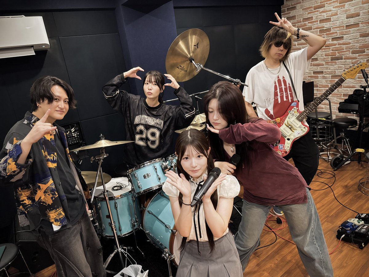 S_HEinfo's tweet photo. 明日のゲストボーカルのゆきみしおりさん(#よーよーよー)を交えてのリハーサルでした💜
 
S/HE×ゆきみしおり
の化学反応を明日はお楽しみください🤘

#S_HE https://t.co/UxuYZSTlgD