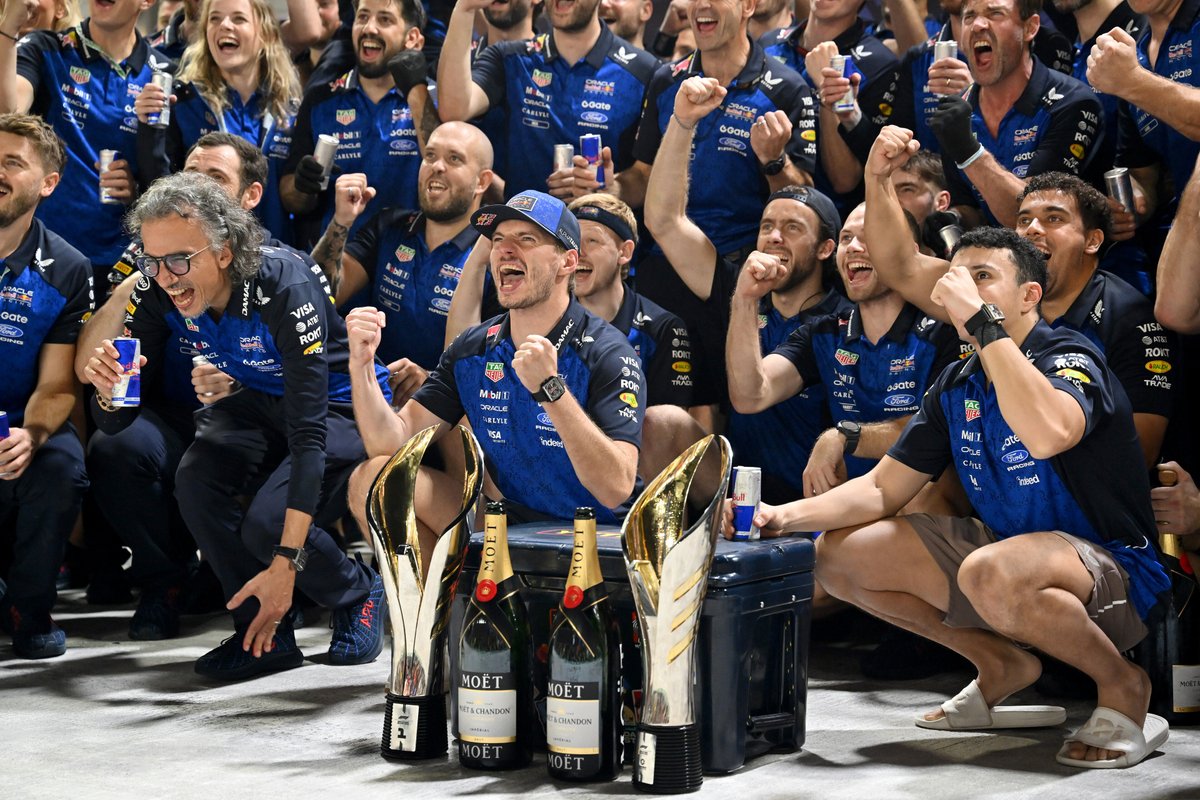Karina_Gate's tweet photo. SINGAPORE IS RED BULL TERRITORY! 🏆🔥

Pole to win. Max makes history with his first-ever Singapore GP victory! 🏁

What a weekend for @redbullracing. That’s the Red Bull way. 💙

#F1 #SingaporeGP #Gate https://t.co/d2DcnV26qz