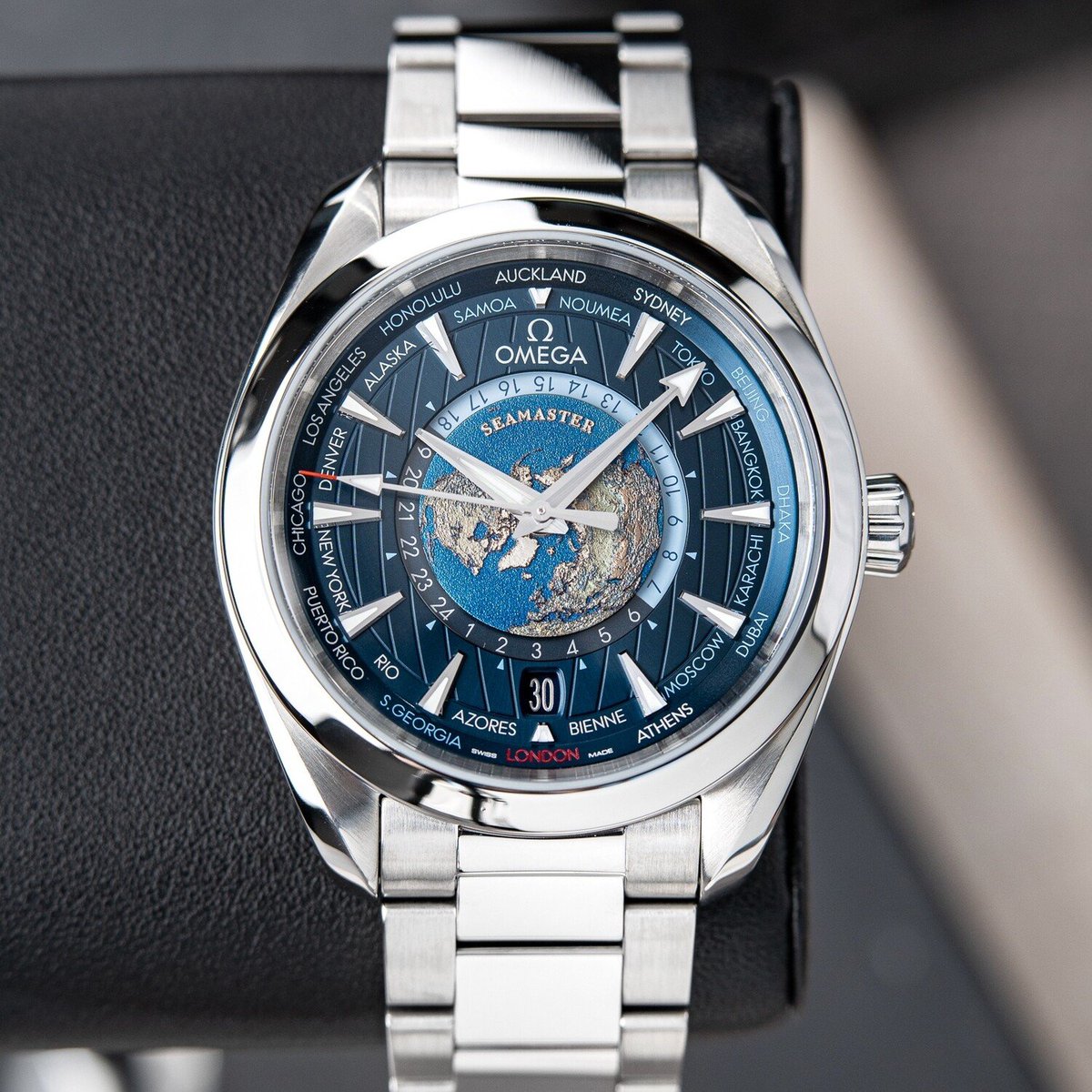 tom_daciz's tweet photo. Omega Seamaster Aqua Terra Worldtimer
Ref. 220.10.43.22.03.001

While the miniature version of the Earth at the center of the dial looks completely flat to the naked eye, the titanium disc is...
More at https://t.co/VZ3HYwkcrU

#watches #Omega #Seamaster #worldtimer #mainspring https://t.co/tZRk0h7cSt