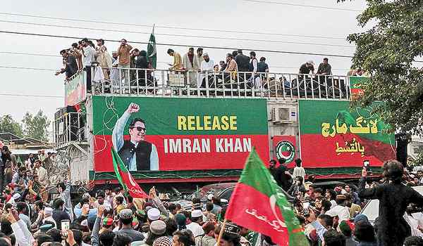 GeoCametolight's tweet photo. Pakistan has imposed emergency rule in the Opposition PTI-ruled Province, citing rise in terrorist attacks;the move comes amid a prolonged stand-off with the party of jailed ex-PM Imran Khan and a worsening security situation.#ShafaliVerma #SAvAUS #आशुतोषरांका #PiyushGoyal #NPCI https://t.co/ln4PGDiehy