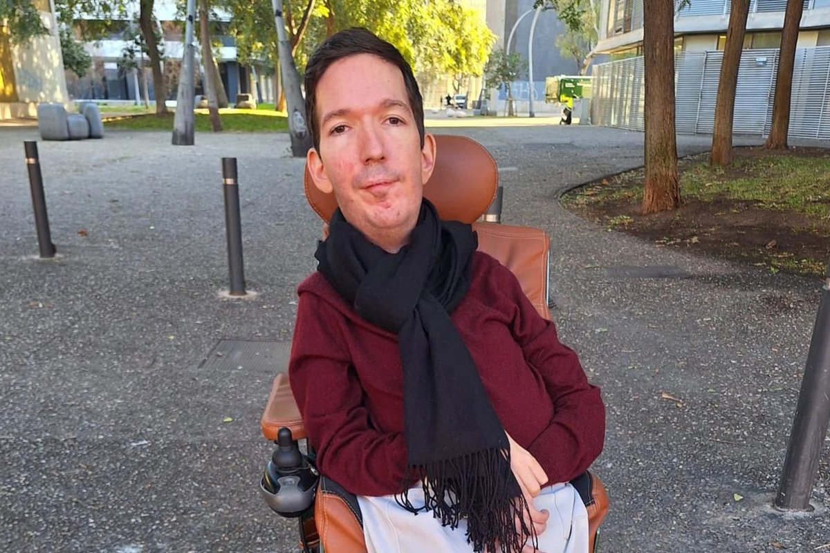 FundameNet's tweet photo. Con profundo pesar despedimos a Cristian Lago. Su generosidad y humor dejan una huella imborrable en la comunidad AME. Fue clave para la inclusión de las personas con AME en la Ley ELA y siguió impulsándola hasta el final, en Bruselas. Todo nuestro apoyo a su familia y amigos. https://t.co/whT4rrLcH3
