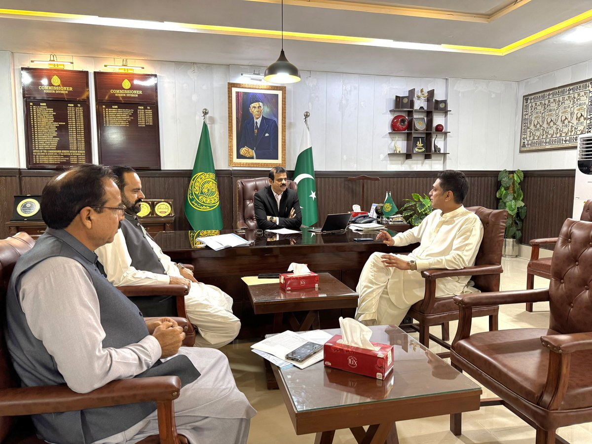 BRArsalanSheikh's tweet photo. کمشنر سکھر ڈویژن جناب عابد سلیم قریشی سے ان کے دفتر میں ملاقات کی، اس موقع پر ڈی ایس ریلوے سکھر ڈویژن جناب فرمان غنی بھی موجود تھے۔ ریلوے کوارٹرز کے معاملے پر اتفاقِ رائے، نئی کمیٹی کی تشکیل اور پالیسی مرتب ہونے تک آپریشن روکنے کی یقین دہانی کرائی گئی۔ https://t.co/JqbwjsPuaM