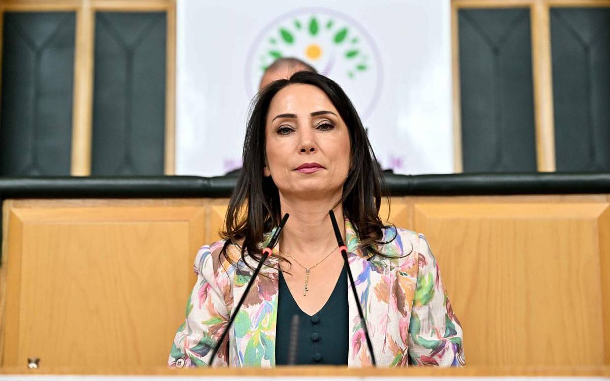 ToplumsalMht252's tweet photo. DEM Parti Grup Toplantısı’nda fon vurgunu hakkında konuşan Tülay Hatimoğulları:

“20 milyarlık vurgunu tiyatro izler gibi izlediler. Fon krizi bağıra bağıra gelirken neden bile isteye önlenmedi?” https://t.co/5ff77am1iO