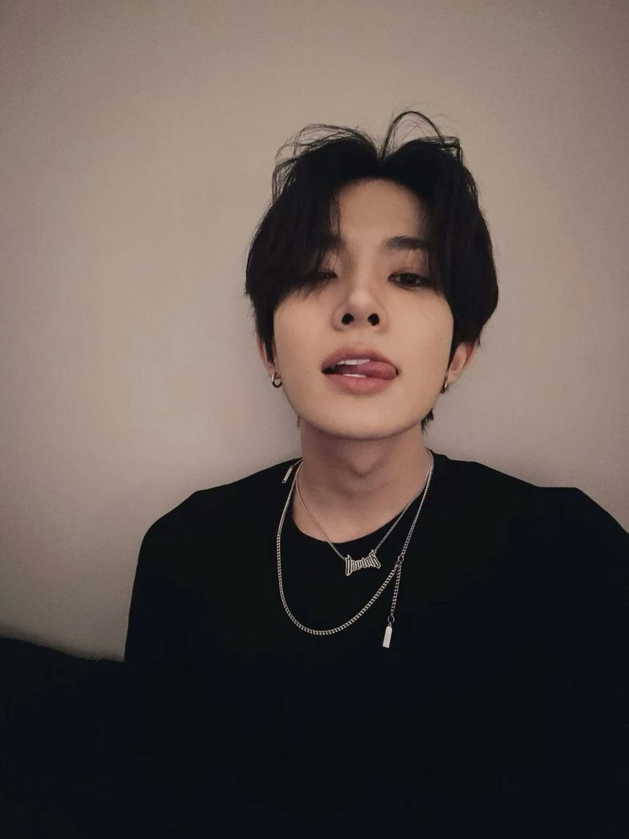 hsngpilled's tweet photo. HELLO?? HEESEUNG RECREATED HIS NEW YEARS SELCA https://t.co/dOqofPG2eh