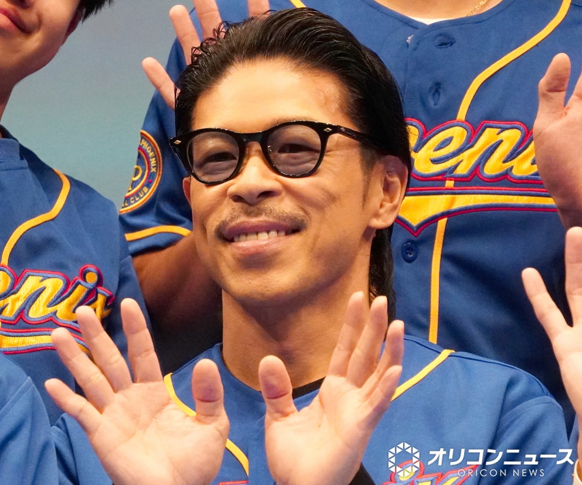 oricon's tweet photo. 相葉雅紀、ノックで外野フライ3発連続成功⚾️✨️
⠀
「僕、すごいんです」🔥
https://t.co/7Ga6JXBUFP

#映画4アウト https://t.co/hNE5H1FJad