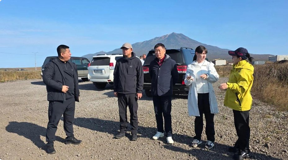 hoshusokuhou's tweet photo. 【北方領土】中国ビジネス代表団が択捉島に上陸
↓
・黒竜江省の役人および企業家からなる代表団が択捉島を訪問
・投資の可能性を調査
↓
■具体的には？
・ウニ・ナマコなどの養殖・水産加工
・ホテルなど観光インフラ建設候補地の視察
↓
■ロシア側の主張
「クリル諸島は国際協力に開かれている」として、税優遇措置（一部税を最長20年ゼロなど）をアピール
↓
■ロシアが実効支配して中国がカネ出す最悪のコンボが現実味を帯びてきた（考察）

安倍政権時代に3000億円規模と報じられた日露協力は、実際の政府支出は約200億円程度だが領土問題は1ミリも進まず、2022年以降は交渉自体が停止。

全部無駄になって草も生えないどころか、逆に実効支配が強まる方向に進んでいる。

このまま行けば、北方領土がそのうち中露共同管理特区みたいなものになりかねない勢い。