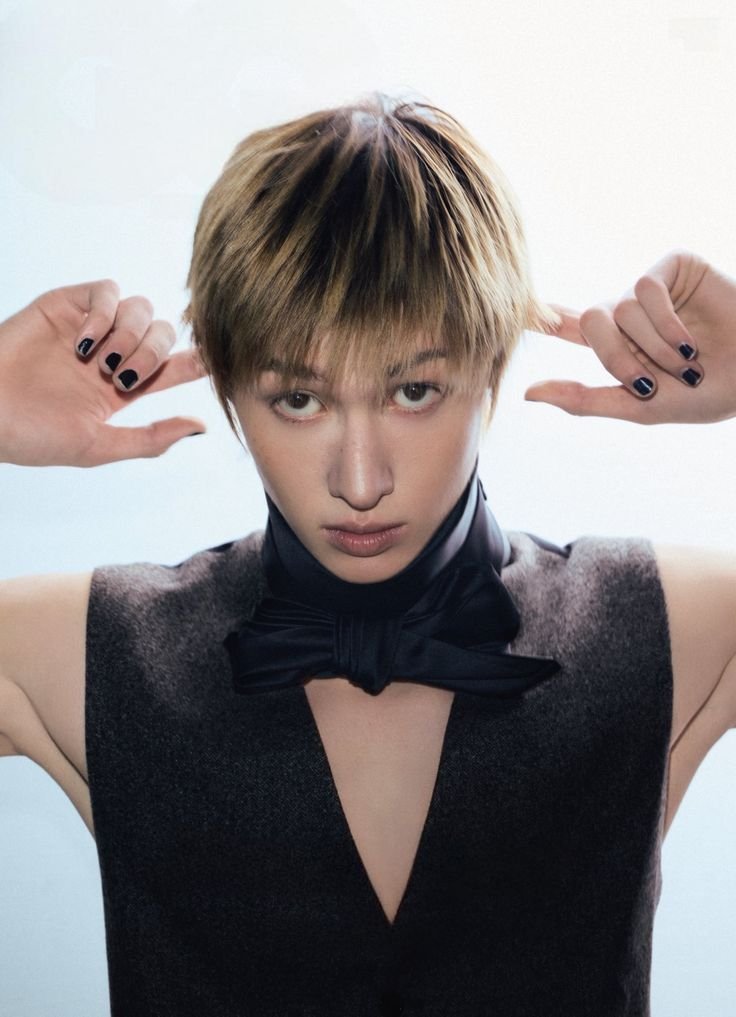 cortiswya's tweet photo. i love this look on martin SO MUCH https://t.co/hn7qLuDEuq