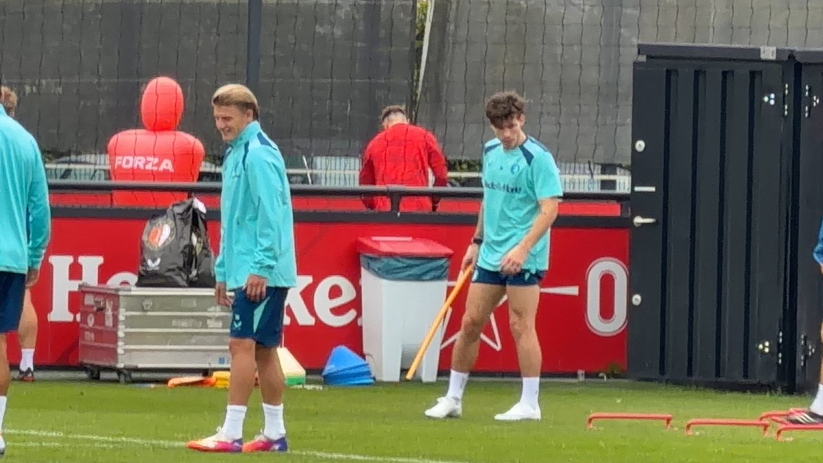 kranenburg1's tweet photo. Op 1908 werkt #Feyenoord de laatste training af in aanloop naar het Champions League-duel met Como. Op het veld zien we o.a. Watanabe en Moder. Bos traint apart. Smal is er niet bij en Van Persie werkt binnen aan zijn herstel. https://t.co/YdxDAYGY6S