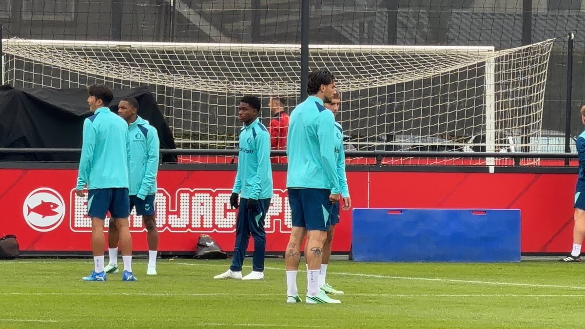 kranenburg1's tweet photo. Op 1908 werkt #Feyenoord de laatste training af in aanloop naar het Champions League-duel met Como. Op het veld zien we o.a. Watanabe en Moder. Bos traint apart. Smal is er niet bij en Van Persie werkt binnen aan zijn herstel. https://t.co/YdxDAYGY6S