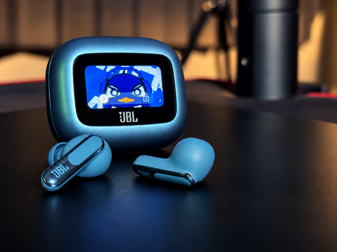 Poulmt's tweet photo. Amazon プライム感謝祭で完全ワイヤレスイヤホンの『JBL LIVE BEAM 3』がめっちゃ安くなってる！
ケースがリモコンになるイヤホンで、音量もノイキャンも手元で操作出来るのgood
期間：10/13(火)0:00～10/19(月)23:59（先行セール含む）
商品リンク - https://t.co/MiRGmNZ8fV

#PR #amazonで発見 #アマゾン #JBL #LiveBeam3