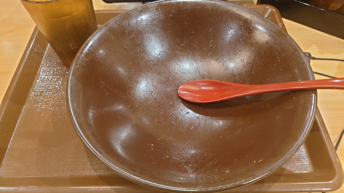 Kaede2470's tweet photo. 仕事終了後

すき家でメガサイズを超えた
裏メニュー「キング牛丼」を注文
最初見た時少し圧倒されたけど
割と食べられなくはないんだと判明しました😑
自分の胃はまだまだいけそうだ☺️

※キング⋯メガサイズの2倍超。約1.2kg（4〜5人）
#すき家　#キングサイズ https://t.co/GDquFcNwbs