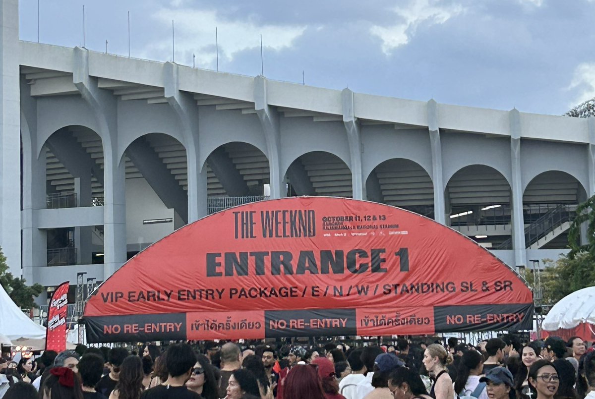 namwan210's tweet photo. หาเพื่อนสลับกันถ่ายรูปค่ะ

#TheWeekndLiveInBangKok
#TheWeekndinBKK
#AfterHoursTilDawnTourBKK https://t.co/DCRLpUy7Yo