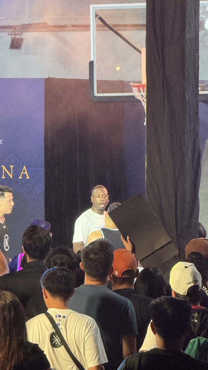 Jhune_ig's tweet photo. So happy to see @DwyaneWade in the flesh here in Manila 🇵🇭! Not face to face but my heart is filled! The best blocking SG of all time! #TheFlash⚡️
Thank you @tobyssports / #LiningPH #Tadhana #MakeYourOwnWay #WayofWade https://t.co/AYXQhXI0R9