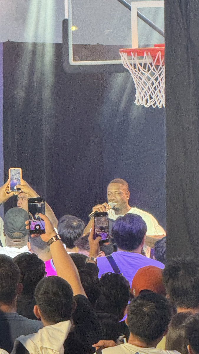 Jhune_ig's tweet photo. So happy to see @DwyaneWade in the flesh here in Manila 🇵🇭! Not face to face but my heart is filled! The best blocking SG of all time! #TheFlash⚡️
Thank you @tobyssports / #LiningPH #Tadhana #MakeYourOwnWay #WayofWade https://t.co/AYXQhXI0R9